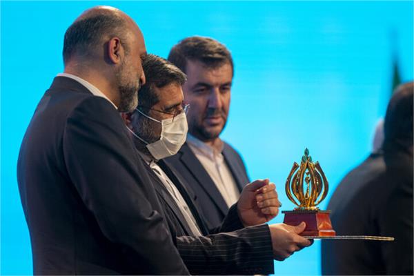 طاووس زرین یازدهمین جشنواره مد و لباس فجر در دست برگزیدگان
