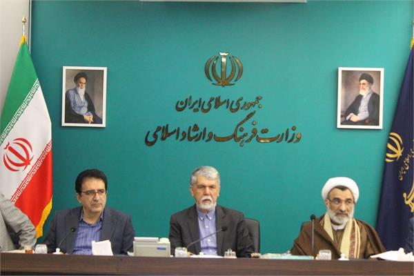 هشتصد و بیست و پنجمین جلسه شورای فرهنگ عمومی کشور به ریاست سیدعباس صالحی وزیر فرهنگ و ارشاد اسلامی با حضور حجت‌الاسلام عبدالحسین خسروپناه دبیر شورای عالی انقلاب فرهنگی، قادر آشنا مشاور وزیر و دبیر شور
