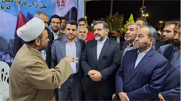بازدید وزیر فرهنگ و ارشاد اسلامی از نمایشگاه دستاوردهای هفته فرهنگی خراسان جنوبی