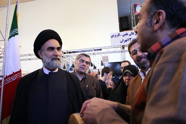 بازدید دبیر شورای فرهنگ عمومی از نمایشگاه توانمندی­ مراکز علمی کاربردی فرهنگ و هنر
